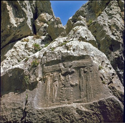 Bas-relief avec un personnage sous une créature ailée. vers 1250-1220 av. J.-C. - Hittite