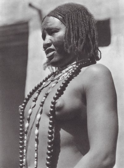 Afrique : Gawazi, une danseuse professionnelle - Hugo Adolf Bernatzik
