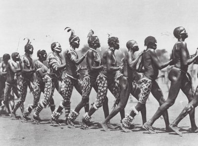 Afrique : Femmes Nuba dansant (photo b/n) - Hugo Adolf Bernatzik