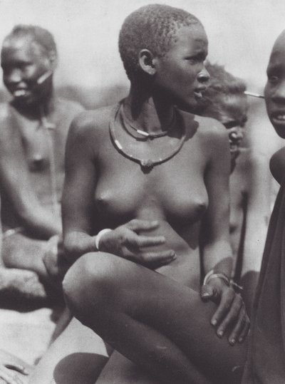 Afrique : Fille Nuer portant un collier en poils de girafe - Hugo Adolf Bernatzik