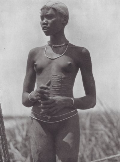 Afrique : Fille Nuer avec des cicatrices ornementales - Hugo Adolf Bernatzik