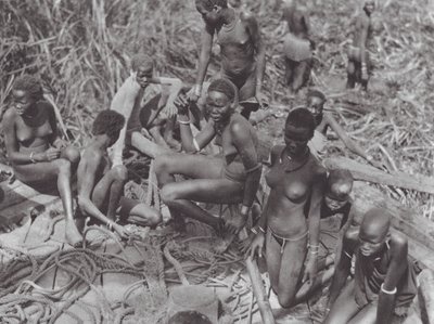 Afrique : filles Nuer sur un bateau à voile soudanais - Hugo Adolf Bernatzik
