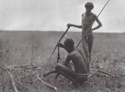 Afrique : Guerriers Shilluk se reposant - Hugo Adolf Bernatzik