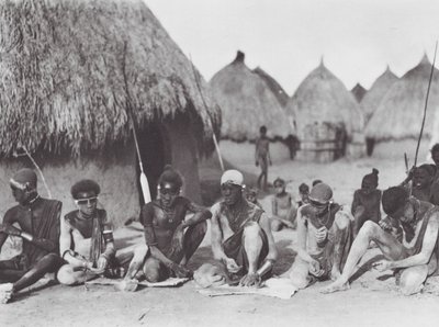 Afrique : Guerriers Shilluk se frottant avec des cendres de bois - Hugo Adolf Bernatzik
