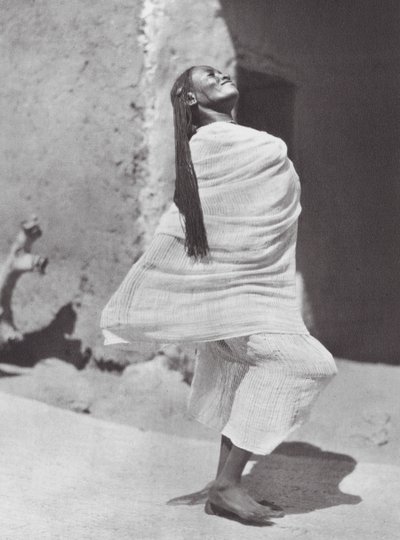 Afrique : Danseuse soudanaise, Omdurman - Hugo Adolf Bernatzik