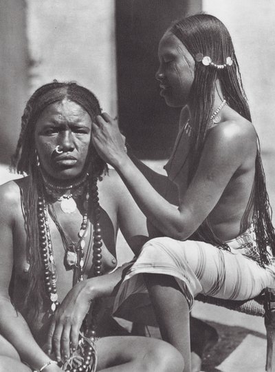 Afrique : Femmes soudanaises tressant des cheveux - Hugo Adolf Bernatzik
