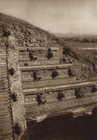 Mexique : San Juan Teotihuacan, sculptures en pierre sur la façade ouest de la pyramide de Quetzalcouatl, pyramide au centre de la Citadelle (photo n/b) - Hugo Brehme