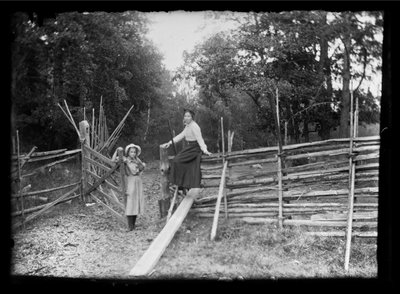 Lilli et Elsa Simberg sur la véranda au bord de la route de Niskapohja - Hugo Simberg