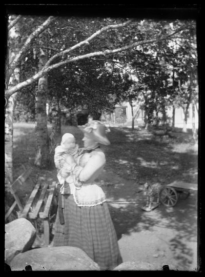 Lilli et Laine Simberg dans le parc - Hugo Simberg
