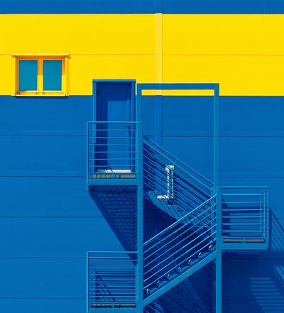 Façade bleu vif et jaune - Igor Bakotic