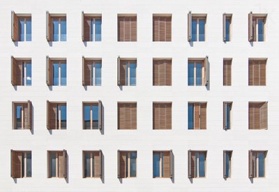 Façade à fenêtres géométriques - Igor Bakotic