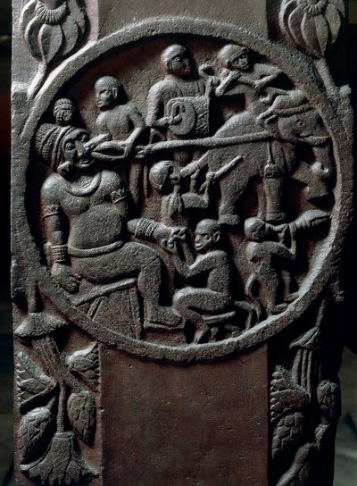 Art indien, hindouisme : bas-relief représentant des singes arrachant une dent à un géant à l