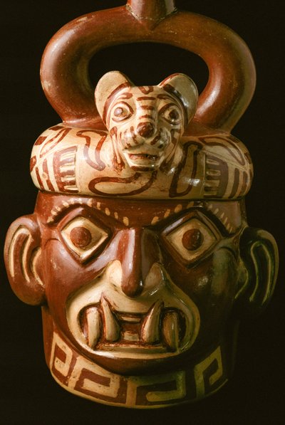 Un artefact en céramique à bouche crochue trouvé à El Brujo, un complexe isolé de ruines pyramidales des Moche - une culture qui a régné sur la côte nord du Pérou d