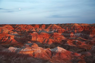 Roches colorées près de Wu Cai Wan dans le désert de Gobi, Xinjiang, Chine occidentale - Ira Block