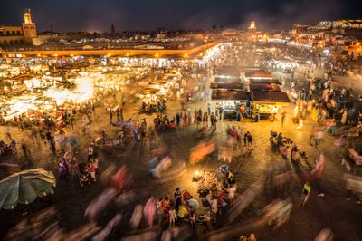 Vue plongeante sur Jemaa el-Fnaa, la place du marché dans la médina de Marrakech, 2014 (photo) - Ira Block