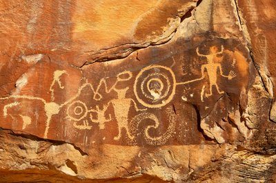 Près de Vernal, UT à McKee Springs, pétroglyphes Fremont montrant des guerriers tenant des têtes de trophées - Ira Block