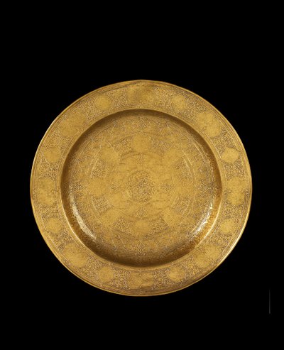 Plat en laiton gravé avec incrustation d