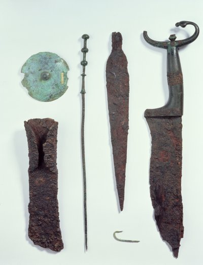 De haut en bas : couteau, fer de lance, hameçon, épingle à linge, disque de ceinture et hache, tous trouvés dans des tombes masculines à Hallstatt, âge du fer - Iron Age