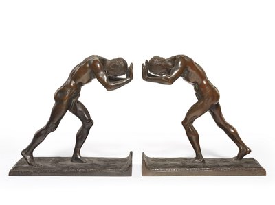 Poussant des hommes, une paire de serre-livres - Isidore Konti