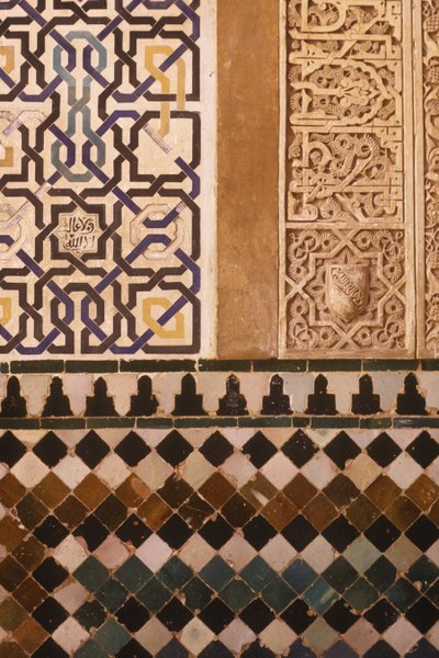 Détail du motif de carreaux dans le patio de Mexuar - Islamic School
