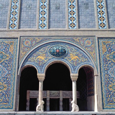 Un des aivans avec revêtements de tuiles, grille et colonnes monolithiques en pierre - Islamic School