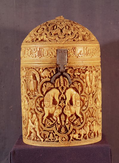 Pyxide avec un relief représentant les plaisirs de la vie courtoise, inscrit avec le nom Al-Mughira, fils du calife Abd-al-Rahman III, période omeyyade, de Cordoue, 968 après J.-C. - Islamic School