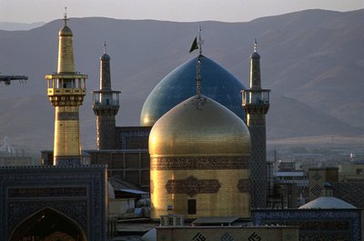 Le dôme tout en or et le minaret du sanctuaire de l