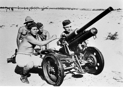 Antichar italien dans le désert libyen. 1941 - Italian Photographer