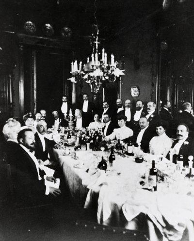 Déjeuner à la Casa Sonzogno, parmi les invités on peut reconnaître Francesco Cilea, Pietro Mascagni, Umberto Giordano, Carlo Romussi, Arturo Colautti, Amintore Galli et Edoardo Sonzogno, Milan - Italian Photographer