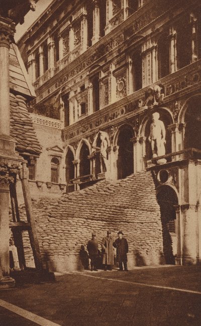 Scala dei Giganti au Palais des Doges, Venise, protégée par des sacs de sable, Première Guerre mondiale (photo n/b) - Italian Photographer