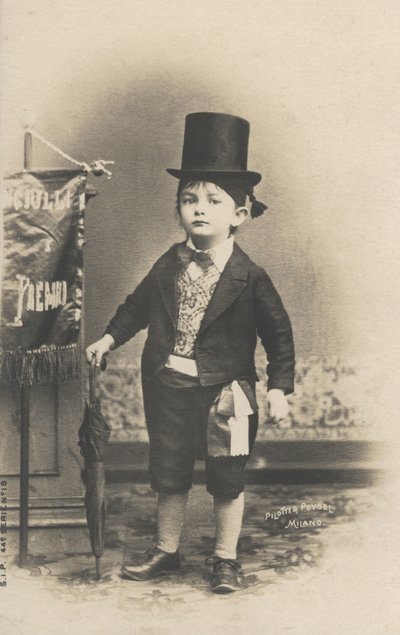 Petit garçon en costume - Italian Photographer
