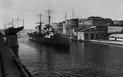 Taranto, Ponte Girevole, Passage des R Navi (photo n/b) - Italian Photographer