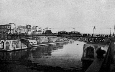 Tarente, Pont tournant fermé et vieille ville (photo n/b) - Italian Photographer