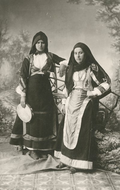 Deux femmes portant des vêtements traditionnels de Belvi et Aritzo, Sardaigne, Italie, vers 1910 - Italian Photographer