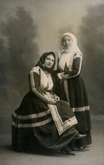 Deux femmes portant des costumes traditionnels, Fonni, Sardaigne, Italie, vers 1915 - Italian Photographer