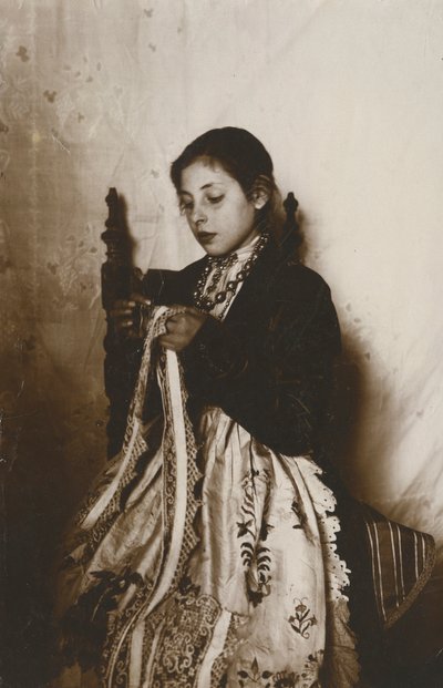 Jeune femme cousant, Toscane, Italie, vers 1910 - Italian Photographer