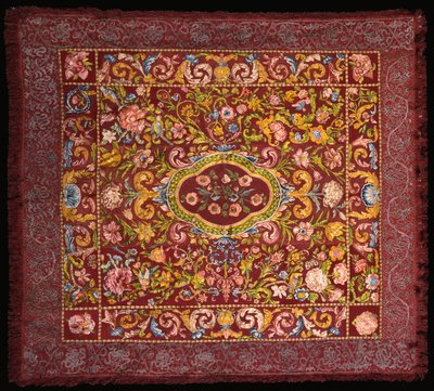 Tapis de table italien brodé de soies colorées avec un médaillon central de roses dans un champ de lys et de grandes fleurs - Italian School