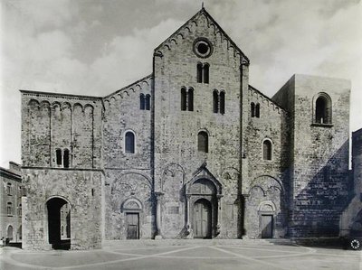 Façade de la basilique, fondée en 1087 pour recevoir les reliques de Saint Nicolas - Italian School
