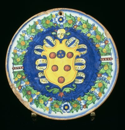 Assiette en majolique portant le blason des Médicis avec une bordure de feuillage et de fruits, italienne, XVIe siècle - Italian School