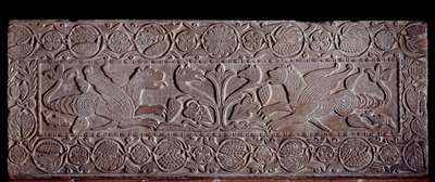 Parapet de pierre couvert de bas-reliefs représentant l