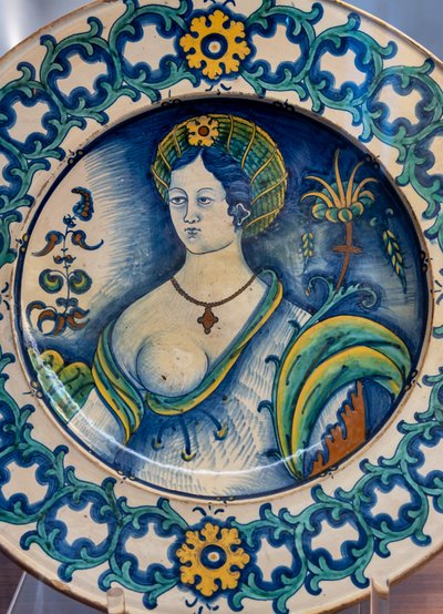 Assiette décorée par le buste d