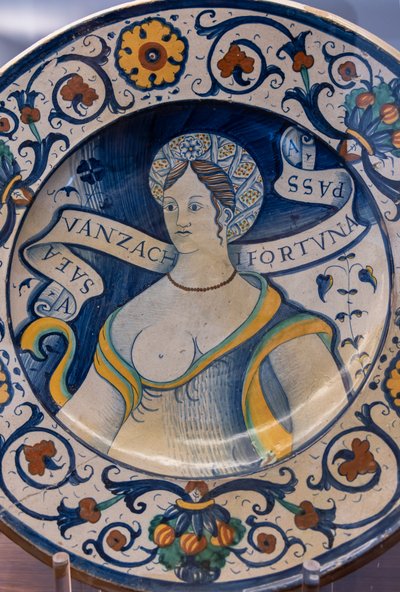 Assiette décorée par un buste de belle femme, avec un motif, première moitié du XVIe siècle - Italian School