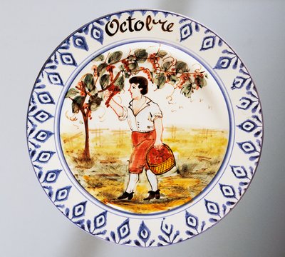 Assiette représentant des mois, octobre, faïence, fabrication Nove di Bassano, région de Vénétie, Italie, XXe siècle. - Italian School