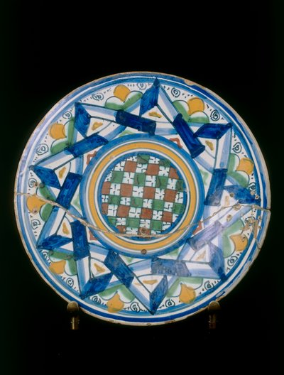 Assiette avec des éléments végétaux stylisés, manufacture de Montelupo - Italian School