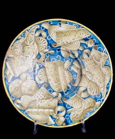 Assiette avec armes, œuvre de la manufacture de Casteldurante - Italian School