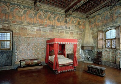 Salle de la Castellana di Vergi montrant les murs et la frise fresqués représentant une romance médiévale française - Italian School