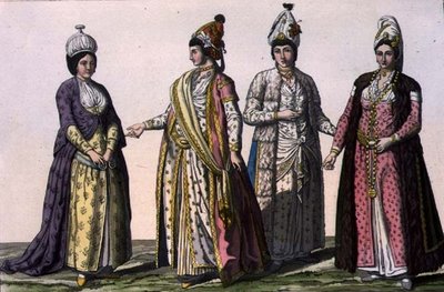 Trois femmes en (de gauche à droite) modes d