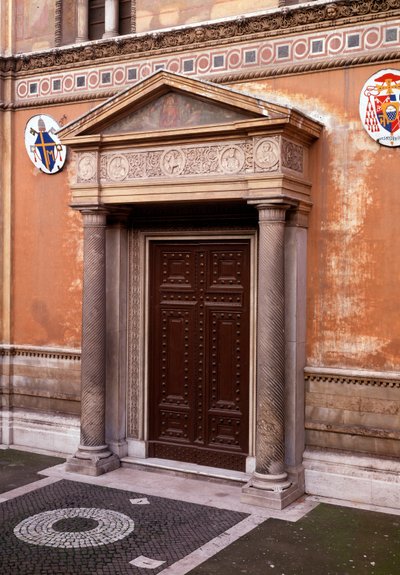 Vue du porche avec une frise en marbre montrant (de gauche à droite) Pastore, Pudenziana, Prassede et leur père Pudens, au centre l