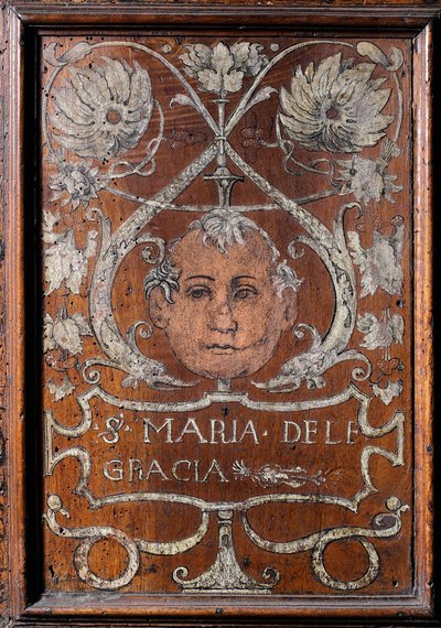 Assiette en bois décorée avec un visage et l