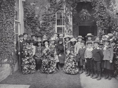 Jour de la guirlande à Abbotsbury, enfants avec des guirlandes - J. Benjamin Stone